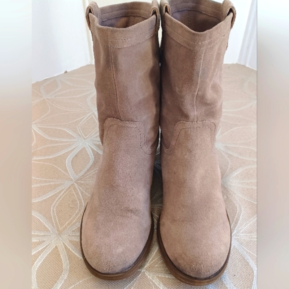 Naturalizer Tan Suede Ankle Booties!